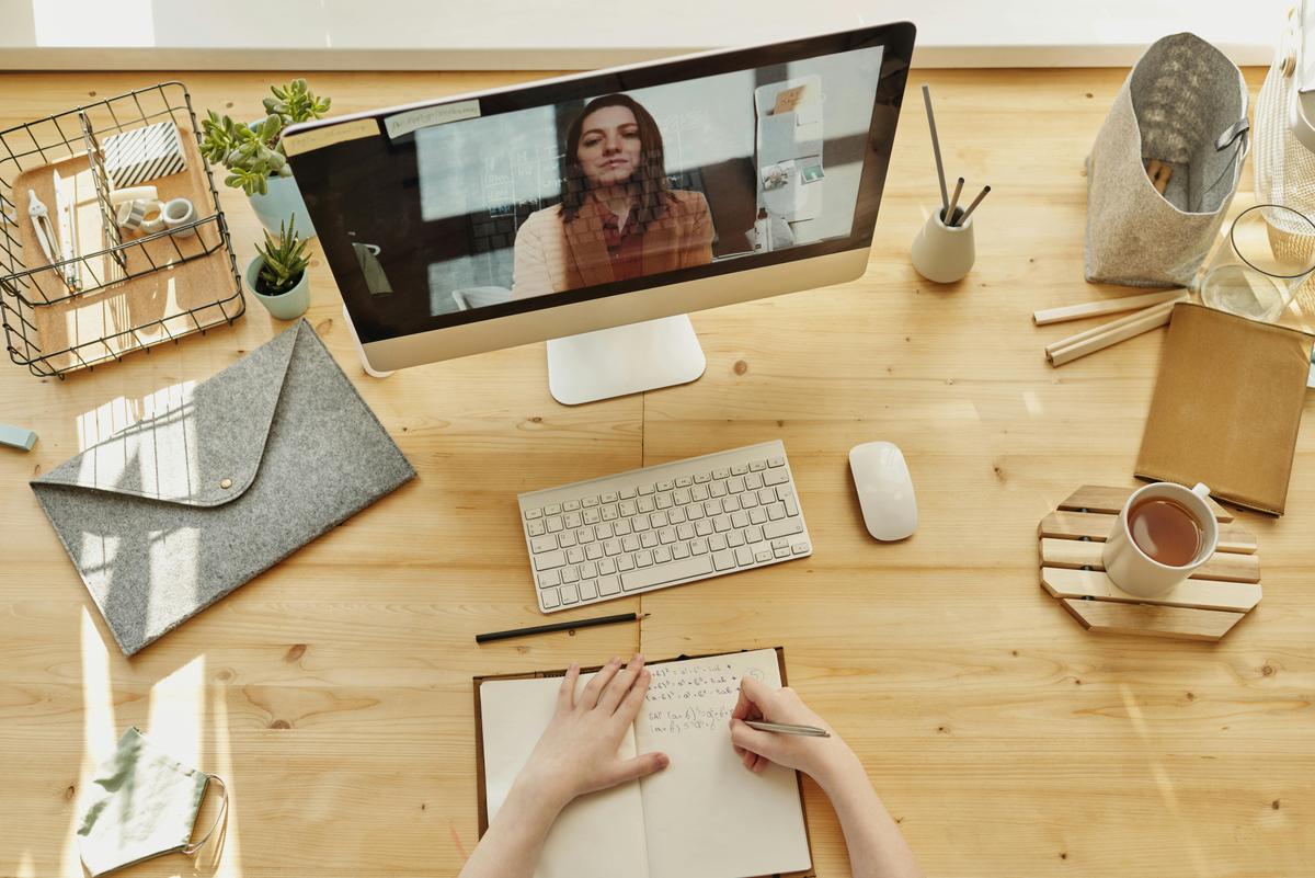 Persona tomando curso online de programación e inteligencia artificial