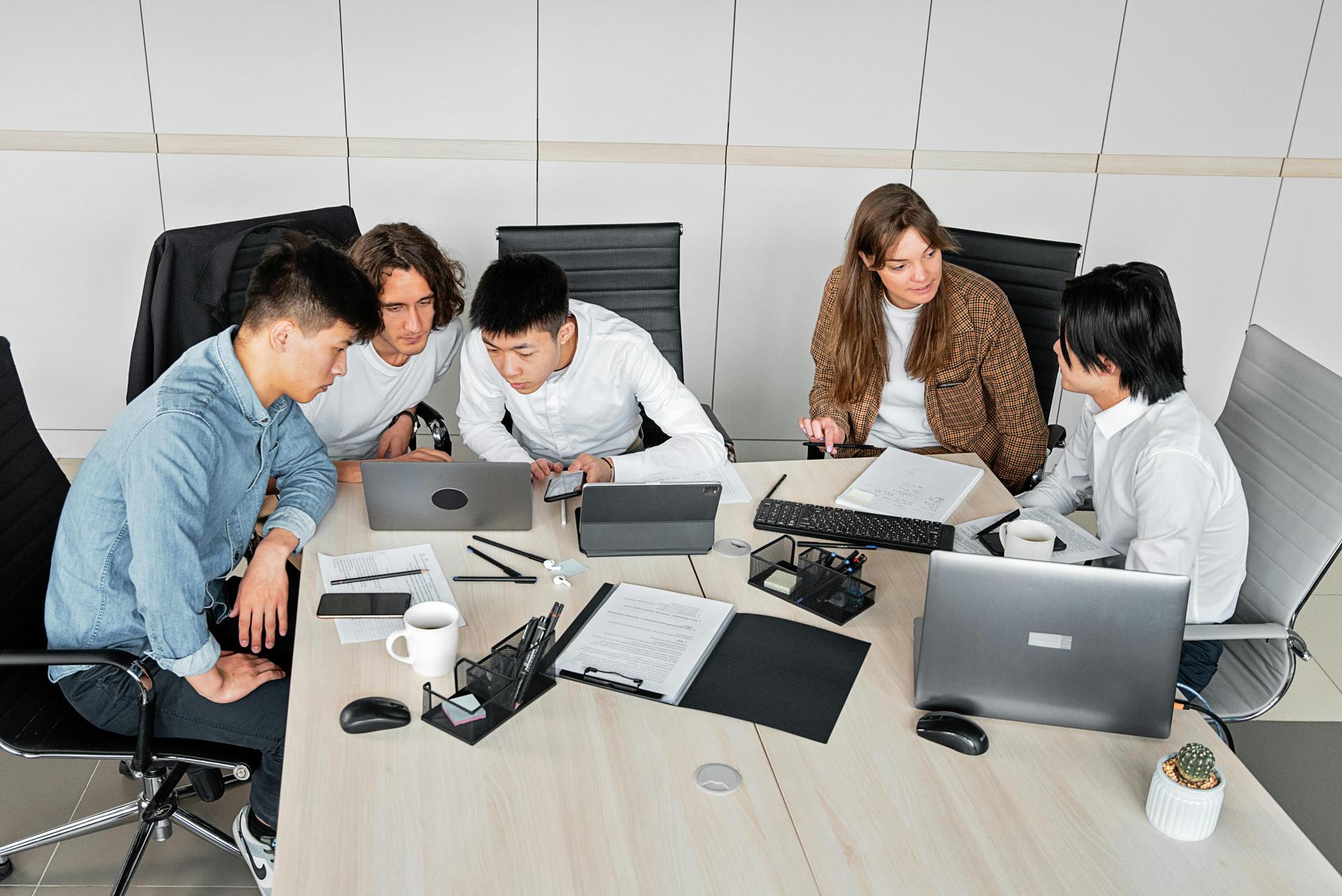 Oficina moderna con empleados utilizando herramientas digitales de forma ineficiente